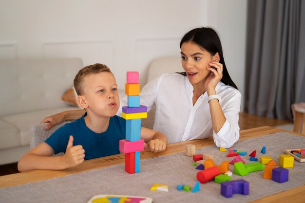 Kind mit seiner Mutter, die eine Denksportaufgabe spielt