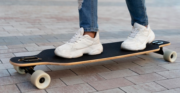 Kind mit Skateboard hautnah