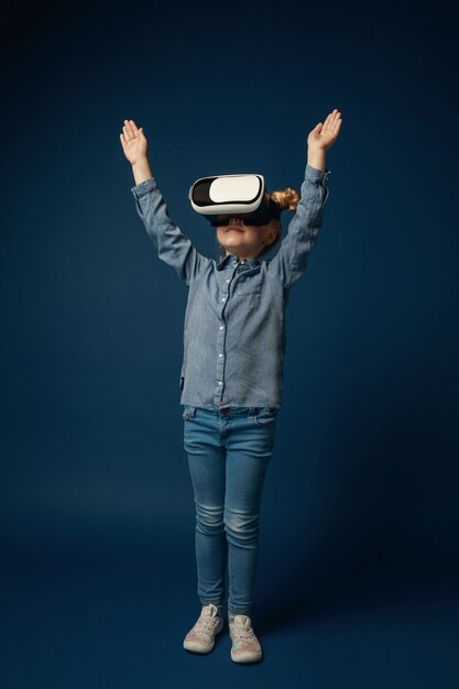 Kind mit Virtual-Reality-Headset