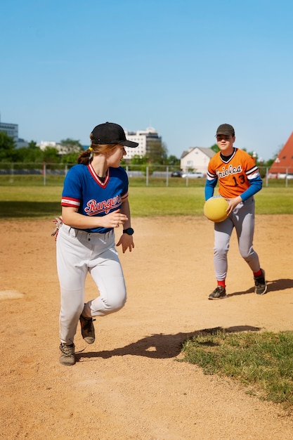 Kind mit vollem Schuss, das gelben Ball hält