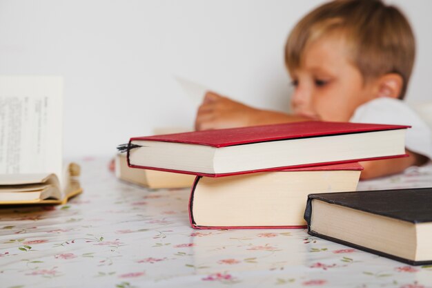 Kind sitzt mit Büchern