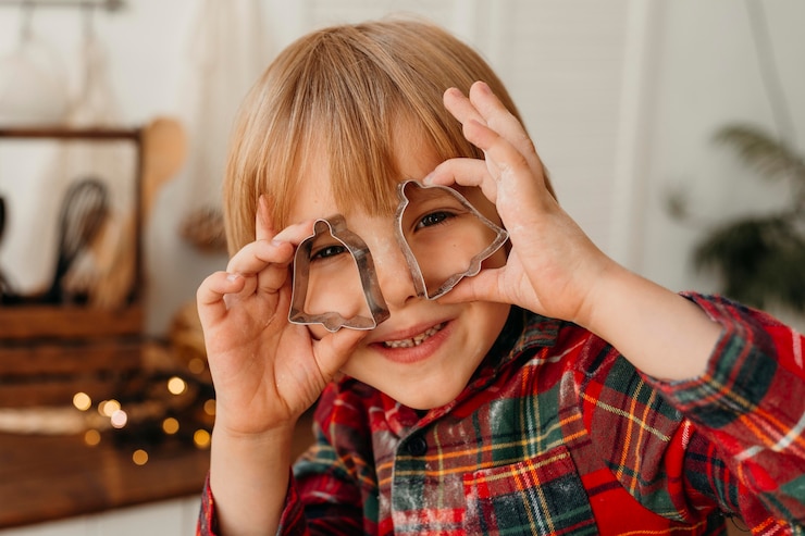Kostenlose Foto kind spielt mit form cookies