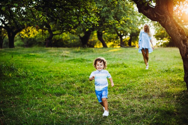 Kind süß Sohn Natur Pflege