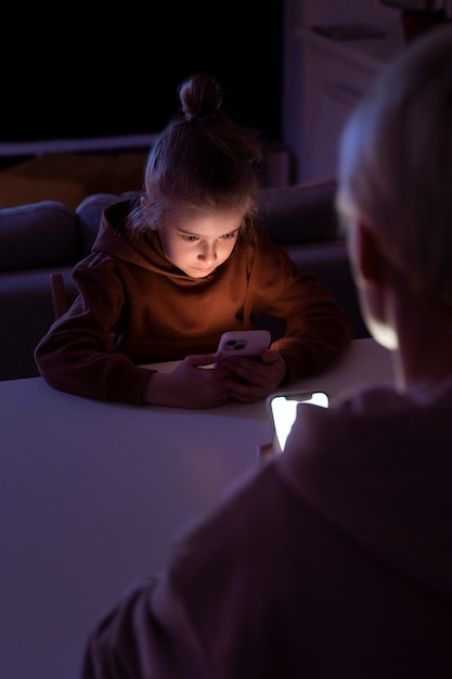 Kind und Elternteil, die an Social-Media-Sucht leiden