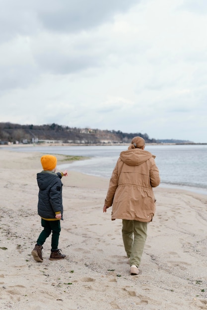 Kind und Frau am Meer voller Schuss