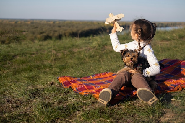 Kind und hund spielen mit spielzeug