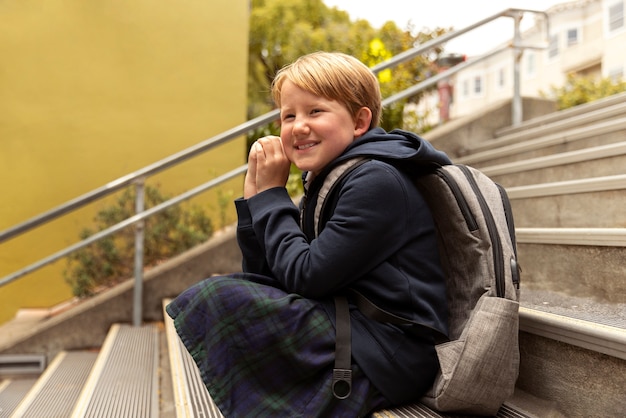 Kostenloses Foto kind zu fuß zum ersten schultag