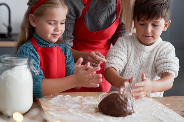 Kinder als große Helfer beim Backen von Lebkuchen