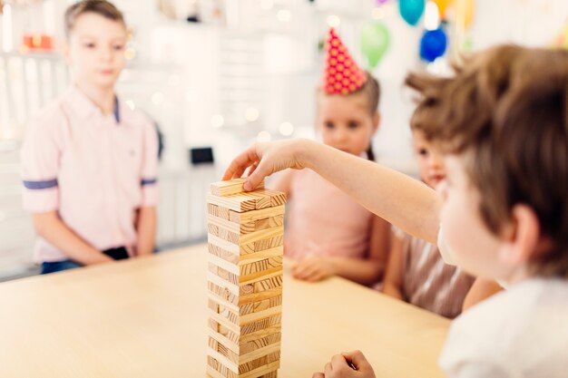 Kinder am Geburtstag spielen Spiel