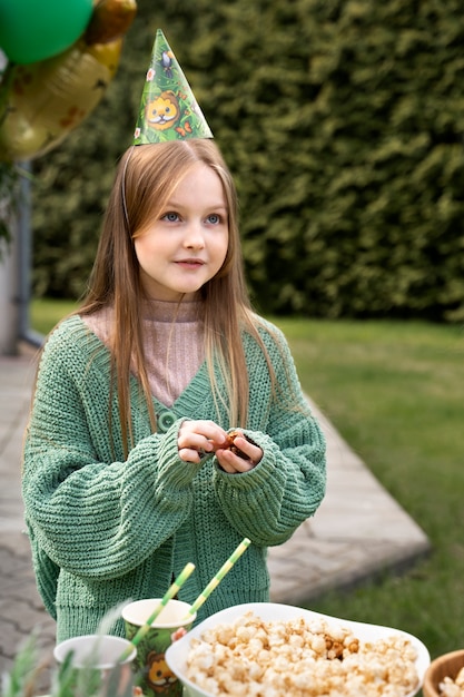 Kinder amüsieren sich auf einer Dschungelparty