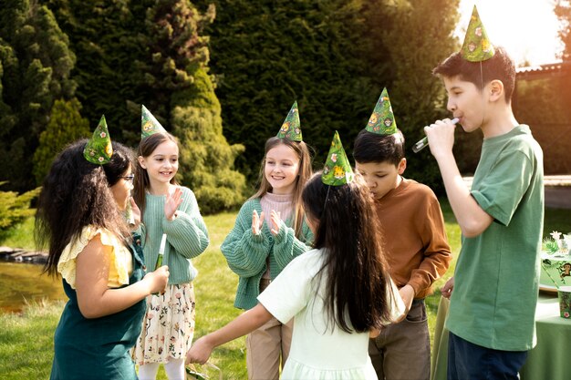 Kinder amüsieren sich auf einer Dschungelparty