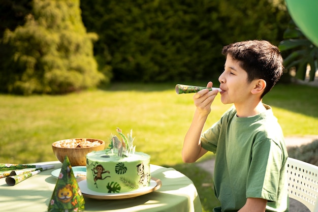 Kostenloses Foto kinder amüsieren sich auf einer dschungelparty