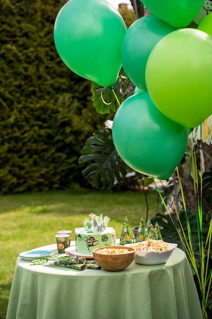 Kinder amüsieren sich auf einer Dschungelparty