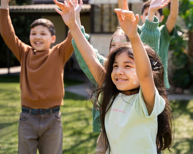 Kostenloses Foto kinder amüsieren sich auf einer dschungelparty