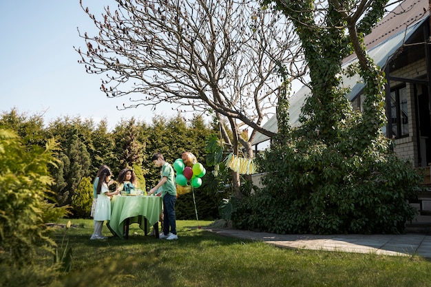 Kostenloses Foto kinder amüsieren sich auf einer dschungelparty