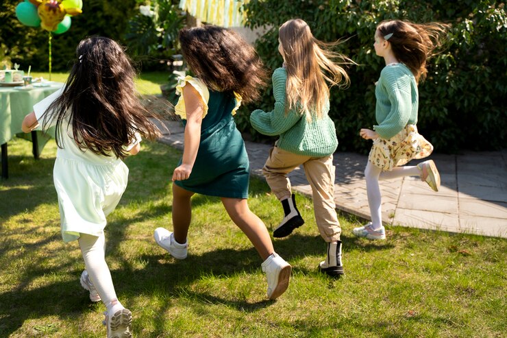 Kostenlose Foto kinder amüsieren sich auf einer dschungelparty