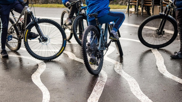 Kinder auf Fahrrädern, die in die Stadt fahren