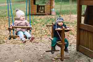 Kostenloses Foto kinder auf schaukeln im spielplatz