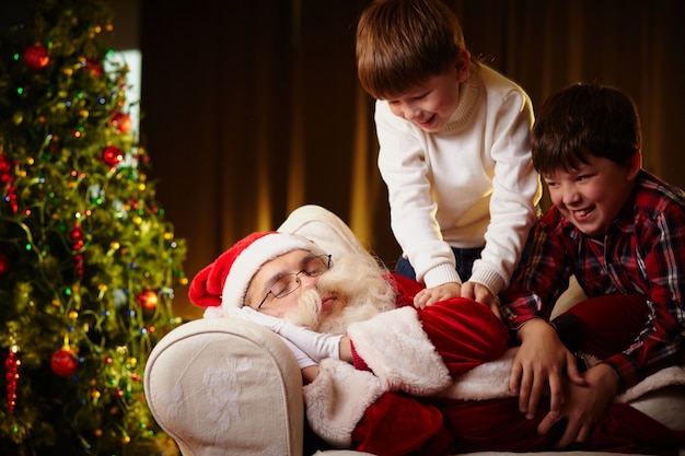 Kostenloses Foto kinder aufwachen an den weihnachtsmann