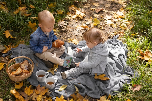 Kostenloses Foto kinder aus dem hohen winkel auf decke voller schuss