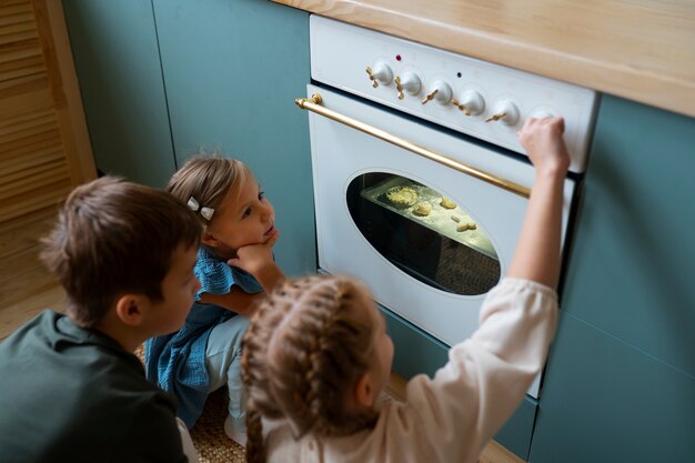 Kinder backen Plätzchen im hohen Winkel