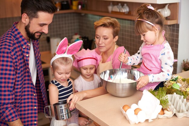 Kinder backen unter wachsamen Augen der Eltern