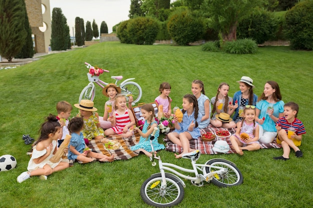 Kinder bei einem Picknick im Garten