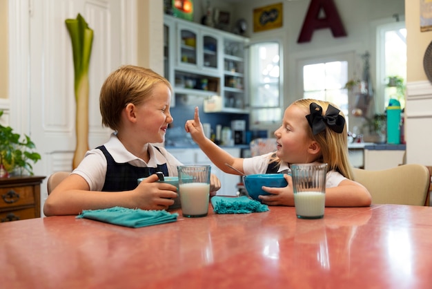 Kinder beim Frühstück vor dem ersten Schultag