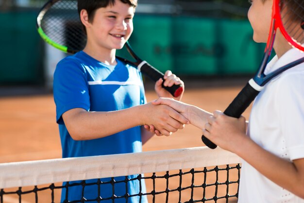 Kinder beim Händeschütteln vor dem Spiel