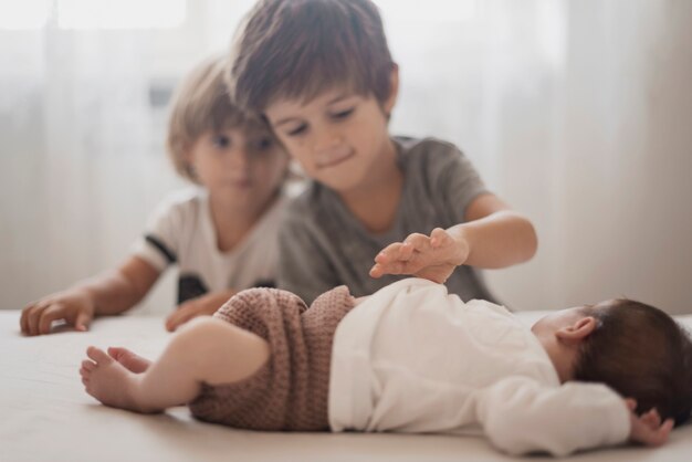 Kinder beobachten ihren kleinen Bruder