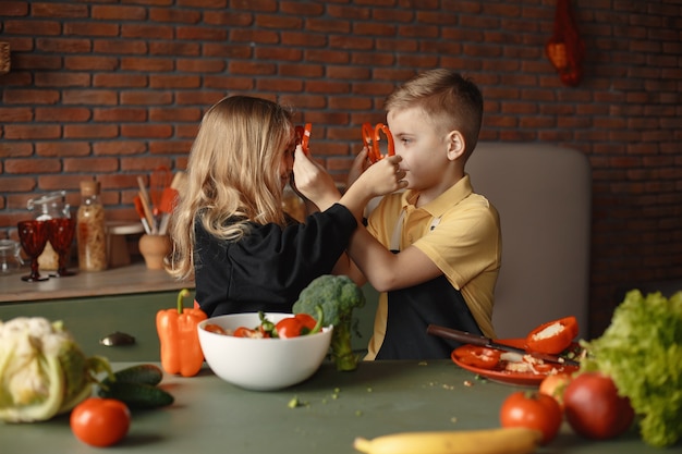 Kinder bereiten Salan in einer Küche zu