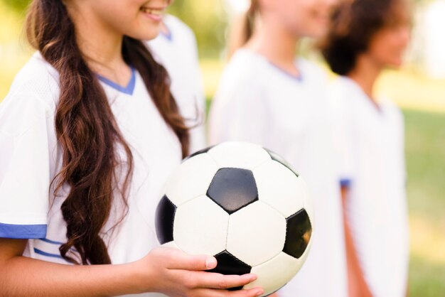 Kinder bereiten sich draußen auf ein Fußballspiel vor