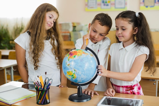 Kinder Blick auf Globus stehen auf dem Tisch