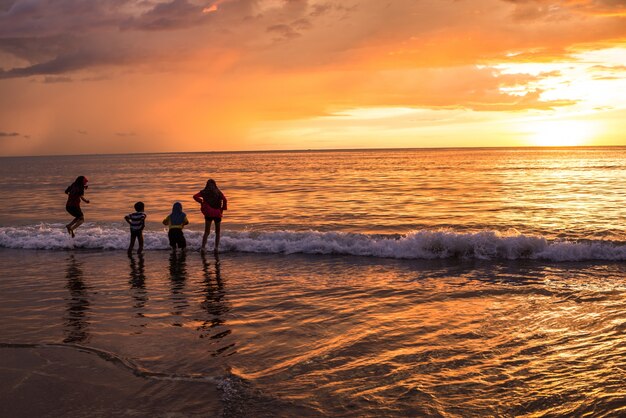 Kinder, die am Meer spielen