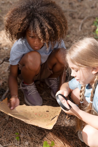 Kinder, die an einer Schatzsuche teilnehmen