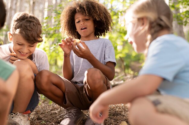 Kinder, die an einer Schatzsuche teilnehmen