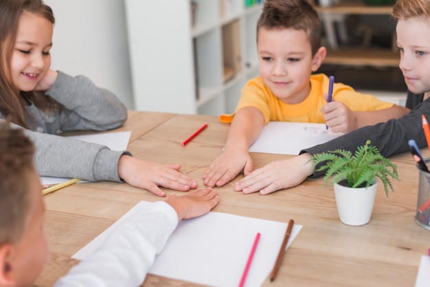 Kinder, die auf einem Tisch spielen