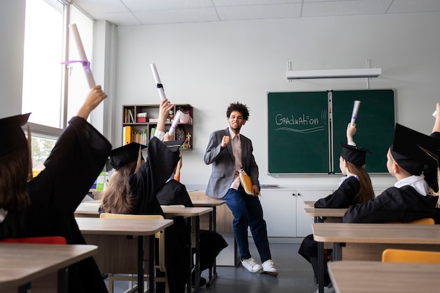 Kostenloses Foto kinder, die den kindergartenabschluss feiern