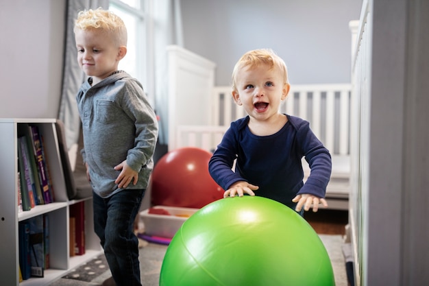 Kinder, die drinnen spielen, hautnah erleben