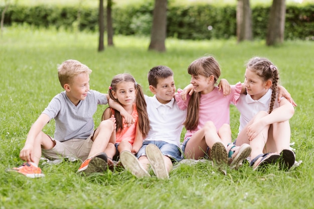 Kinder, die eine lustige Zeit draußen haben