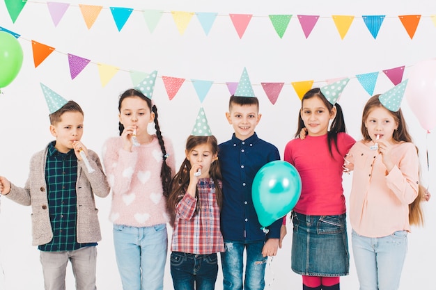 Kinder, die einen Geburtstag feiern