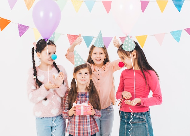 Kinder, die einen Geburtstag feiern