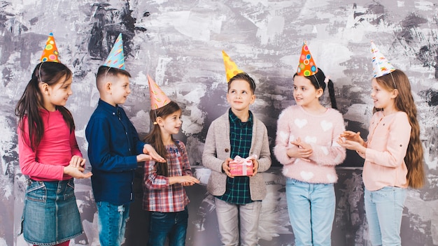 Kostenloses Foto kinder, die einen geburtstag feiern