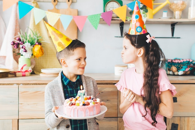 Kinder, die einen Geburtstag feiern