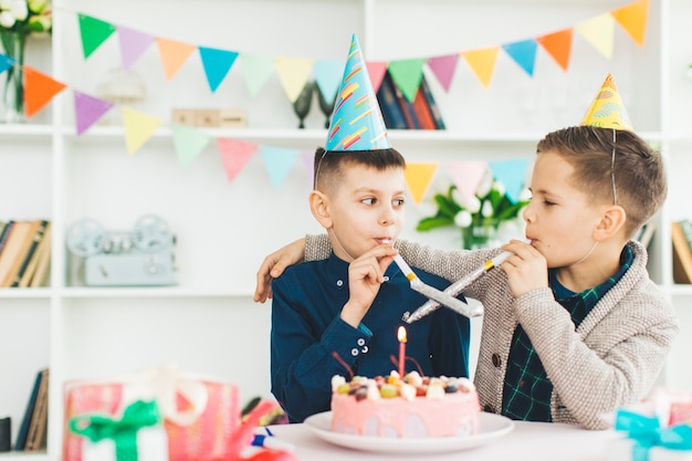 Kinder, die einen Geburtstag feiern