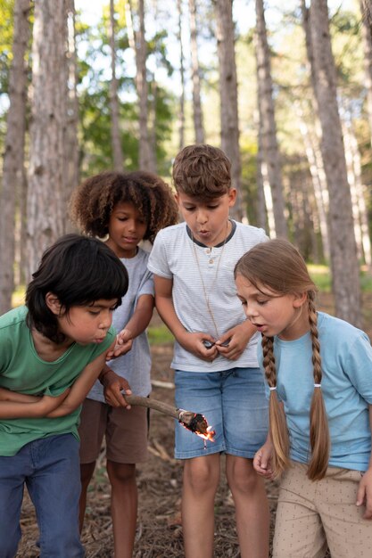 Kinder, die gemeinsam als Team an einer Schatzsuche teilnehmen