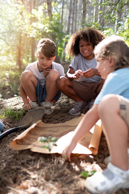 Kinder, die gemeinsam an einer Schatzsuche teilnehmen