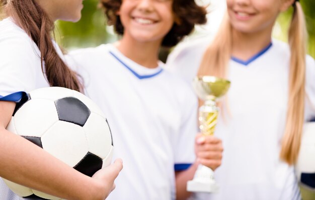 Kinder, die glücklich sind, nachdem sie eine Fußballspiel-Nahaufnahme gewonnen haben