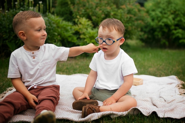 Kinder, die im Freien sitzen, Vorderansicht