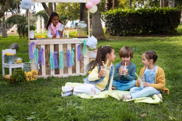 Kinder, die Limonadenstand haben